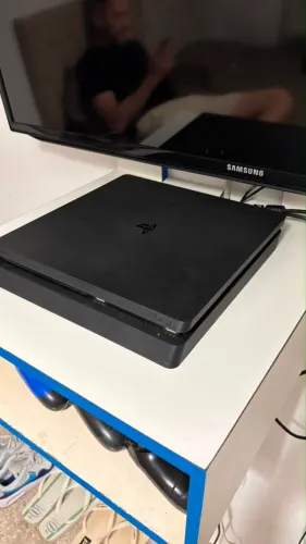 PlayStation 4 - em ótimas condições