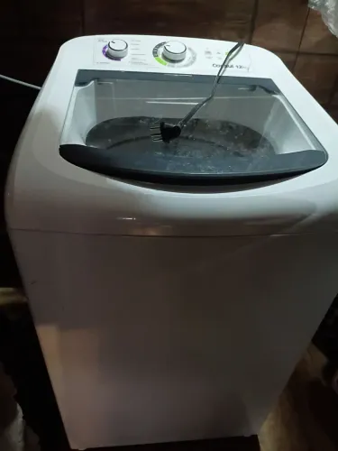 Vende-se máquina de lavar roupas semi-nova praticamente nova por 400