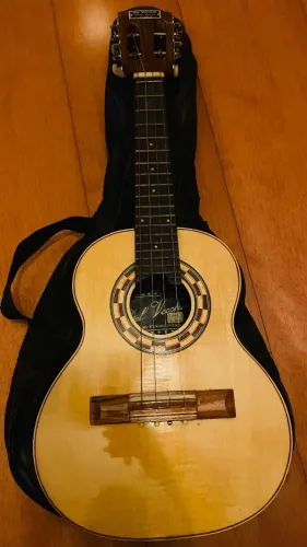 Cavaquinho e Violão - Semi novos, pouco usado e em perfeito estado.