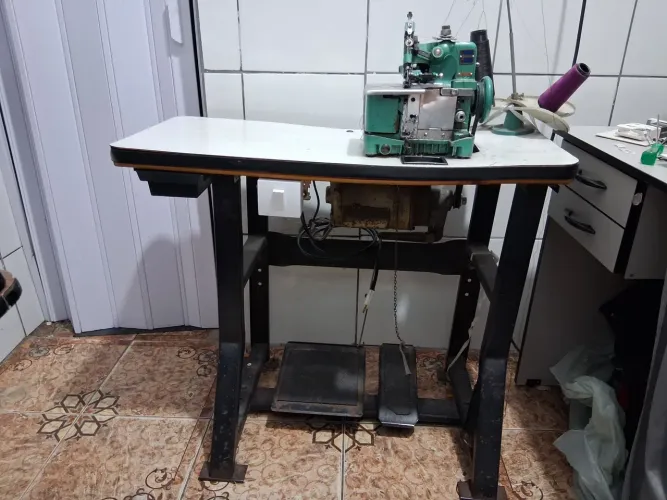 Máquina Costura Overlock Semi Industrial Fios Com Mesa