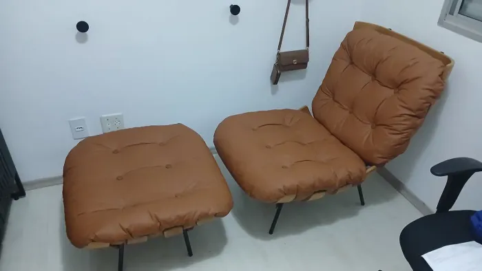 Poltrona costela com puff em couro sintetico caramelo