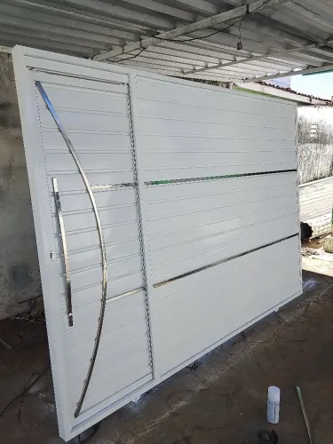 Portão de garagem galvanizado em chapa baquetada