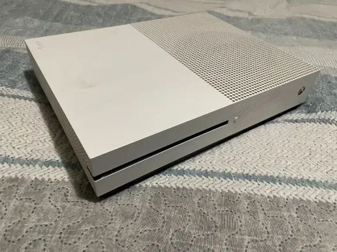 Xbox ONE S Semi novo com menos de 3 horas de uso, nunca foi aberto, com caixa e controle