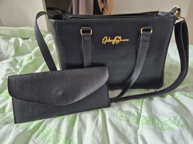 kit bolsa média preta com alça transversal e carteira longa preta