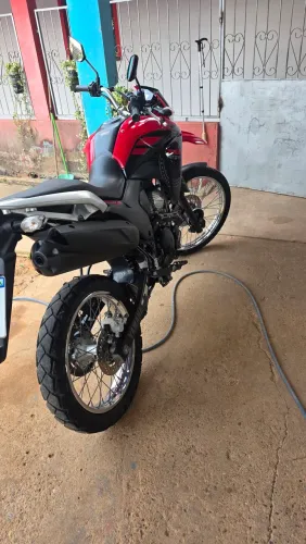 Moto lander nova 2024 com pouca quilometragem bem conservada e modelo bonito e baratinha