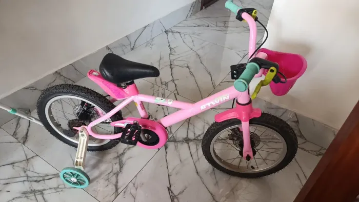 Bicicleta Infantil B'TWIN Aro 20 Rosa + Cestinha e Rodinhas