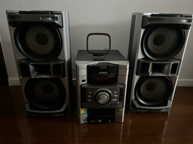 Som Sony Genezi potente - 600W - precisa de reparo (ótimo para conserto)