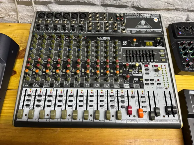 Console Behringer X1832USB Xenyx de mistura