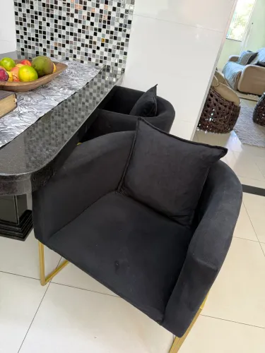2 poltronas pretas base dourada 