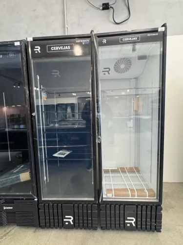 Cervejeira vertical 570 litros porta vidro Refrimate nova 