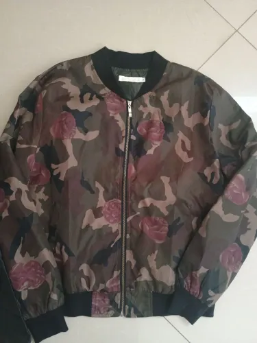 Jaqueta camuflada e jaqueta Corino