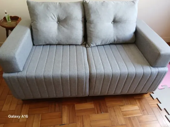 Sofá muito pouco usado,muito novo.