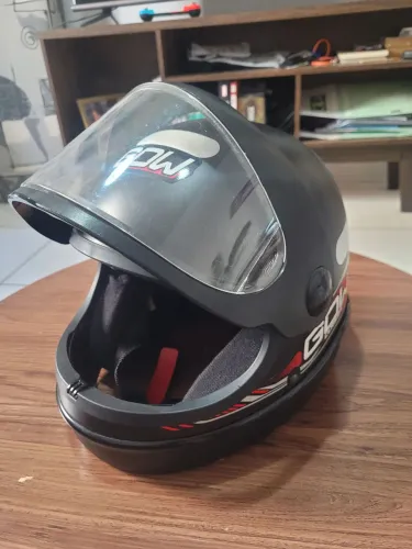 Capacete Gow semi-novo