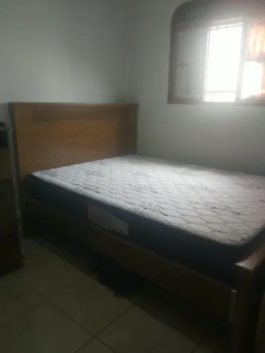Cama de casal de madeira com colchão