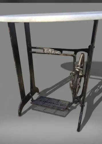 Pé de máquina singer com tampo mármore