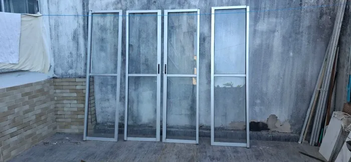 Porta de vidro com 4 folhas de 210x56 cada com todos os acessórios em perfeito estado