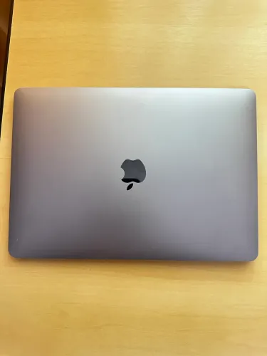 Mac book, com mouse da Apple e carregador
