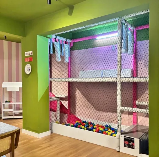 Playground/parquinho infantil, escorregador e piscina de bolinha, em excelentes condições.