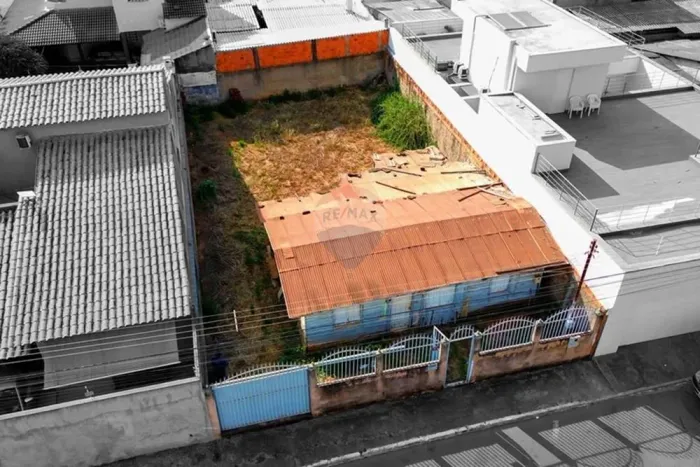 Oportunidade Única na Vila Planalto Lote totalmente plano e Regularizado de 320m². ACEITA