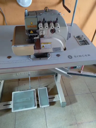 Máquina de Costura Overloque Singer
