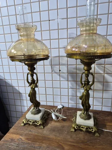 Par de lustres em bronze antigo.