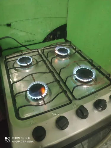 Fogão perfeito tudo funcionando as quatro bocas forno perfeito também 