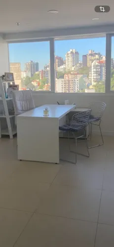 Mesa de escritório com armário