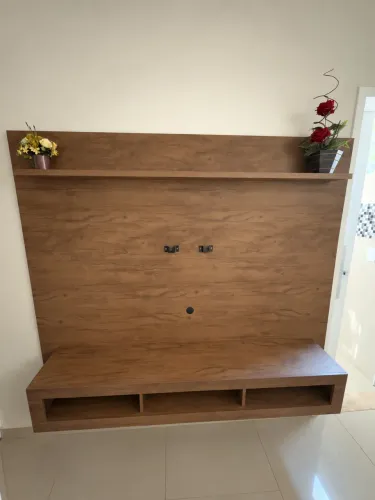 Painel para TV com bancada e prateleira em perfeito estado