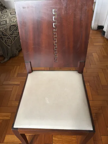 Cadeira de madeira de lei com acento almofadado