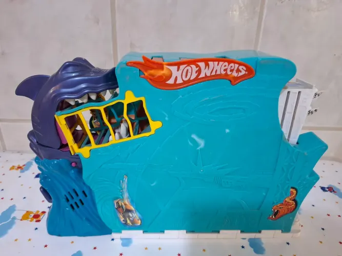 Pista hot wheels tubarão