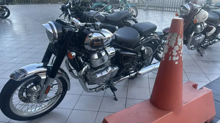 Royal Enfield 650cc Black Chrome 2027 - Vendedora Fernanda