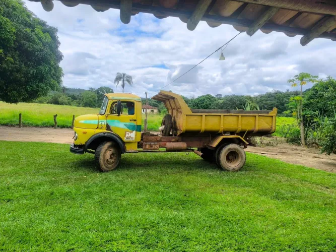 Caminhão Caçamba