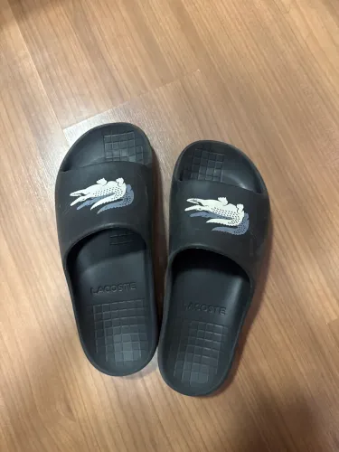 Chinelo slide Lacoste
