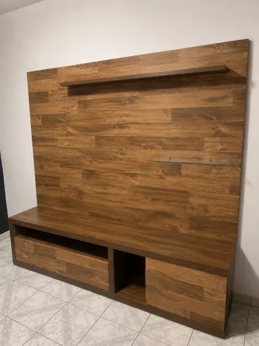 Rack com painel de madeira