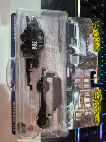 Hot wheels team transporte jaguar mk1 e land rover defender