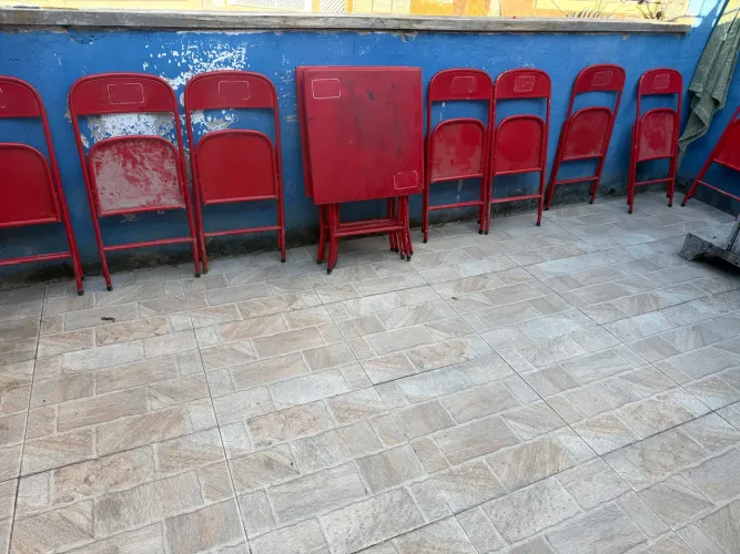 Mesa e cadeiras