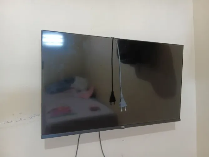 TV TCL com tela com defeito