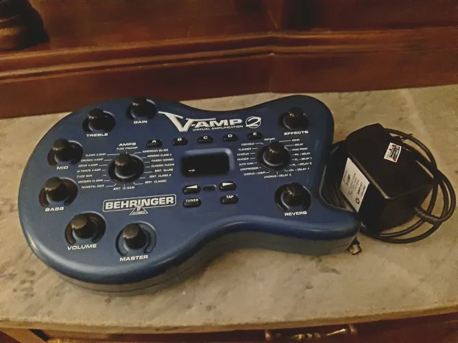 Pedaleira de efeitos Behringer V-Amp 2