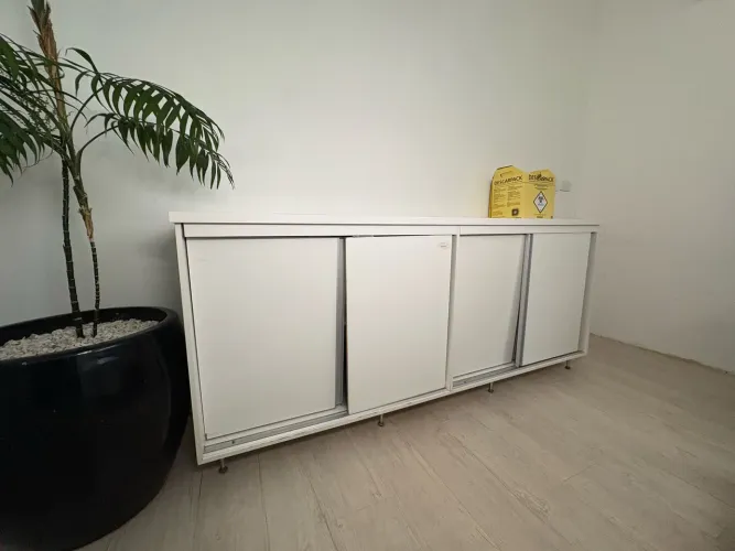 Armário branco com portas de correr