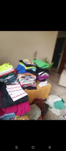 Vendo lote 100 peças 1,00 cada.   Roupas femininas para brecho/ bazar