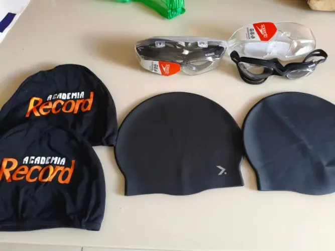 Vendo 2 óculos + 4 touca de natação