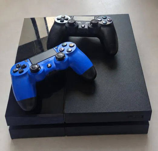 Vendo ps4 em excelente estado funcionando certinho, funciona apenas mídia física.