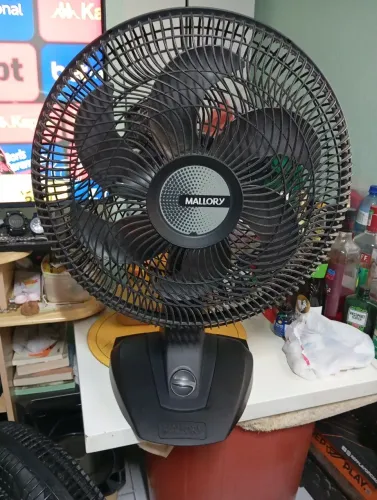 Vende se um ventilador Mallory 50 centímetros 