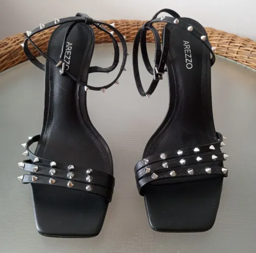 Sandália Arezzo Tiras com Spikes 