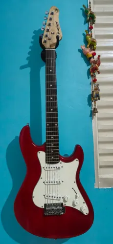 Guitarra Stratocaster vermelha da marca Strinberg com capa