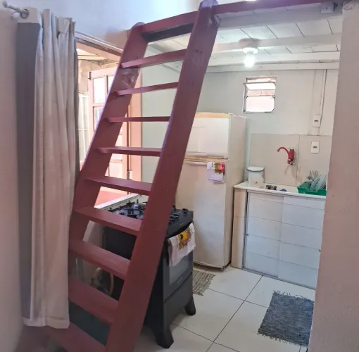 Kitinete mobiliada Praia Armação, próximo Jardim de Aláh em condominio familiar fechado.