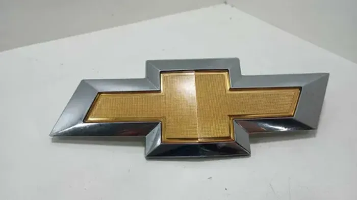 Emblema Gravata Dourado Porta Malas Cruze Hatch 2017/2018 Dourado