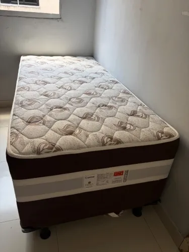 Cama solteirão com colchão conjugado,pouco usada pois fica no quarto de visita .