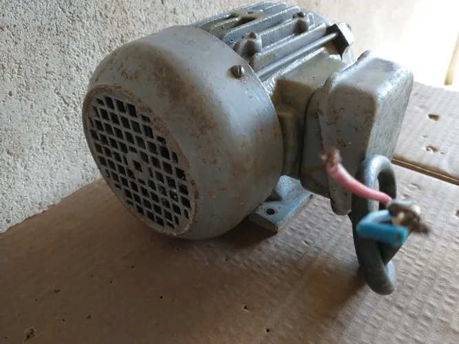 Motor indução trifásica