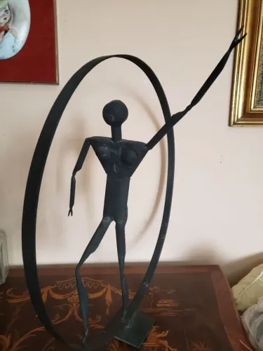 Escultora em metal 